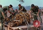 Immagine di Elephant trasferito in aereo Il Vietnam, 1968, secondo 32 filmato di repertorio 65675067651