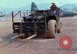 Immagine di Elephant trasferito in aereo Il Vietnam, 1968, secondo 41 filmato di repertorio 65675067651