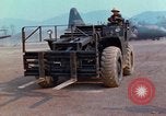 Immagine di Elephant trasferito in aereo Il Vietnam, 1968, secondo 42 filmato di repertorio 65675067651