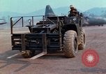 Immagine di Elephant trasferito in aereo Il Vietnam, 1968, secondo 43 filmato di repertorio 65675067651