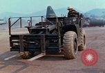 Immagine di Elephant trasferito in aereo Il Vietnam, 1968, secondo 44 filmato di repertorio 65675067651
