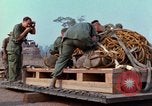 Immagine di Elephant trasferito in aereo Il Vietnam, 1968, secondo 45 filmato di repertorio 65675067651