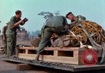 Immagine di Elephant trasferito in aereo Il Vietnam, 1968, secondo 46 filmato di repertorio 65675067651