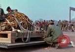 Immagine di Elephant trasferito in aereo Il Vietnam, 1968, secondo 54 filmato di repertorio 65675067651