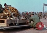 Immagine di Elephant trasferito in aereo Il Vietnam, 1968, secondo 55 filmato di repertorio 65675067651