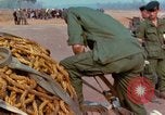 Immagine di Elephant trasferito in aereo Il Vietnam, 1968, secondo 58 filmato di repertorio 65675067651