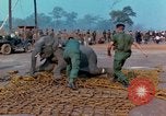 Immagine di Elephant trasferito in aereo Il Vietnam, 1968, secondo 59 filmato di repertorio 65675067652