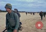 Image bataillons Marine Chu Lai Vietnam, 1965, de la seconde 11 séquences d'archives historiques vidéo 65675067659