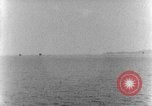 Standbild Landing Craft Infanterie Pazifik, 1945, aus Sekunde 40 historischem Filmmaterial Videoclip 65675067685