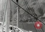 Standbild Touristen verlassen Schiff mit dem Motorboot zu besuchen Vargas Venezuela, 1936, aus Sekunde 15 historischem Filmmaterial Videoclip 65675067694