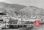 Standbild Touristen verlassen Schiff mit dem Motorboot zu besuchen Vargas Venezuela, 1936, aus Sekunde 25 historischem Filmmaterial Videoclip 65675067694