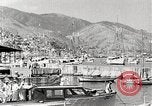 Standbild Touristen verlassen Schiff mit dem Motorboot zu besuchen Vargas Venezuela, 1936, aus Sekunde 26 historischem Filmmaterial Videoclip 65675067694