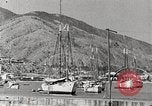 Standbild Touristen verlassen Schiff mit dem Motorboot zu besuchen Vargas Venezuela, 1936, aus Sekunde 32 historischem Filmmaterial Videoclip 65675067694