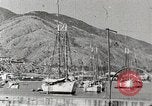 Standbild Touristen verlassen Schiff mit dem Motorboot zu besuchen Vargas Venezuela, 1936, aus Sekunde 34 historischem Filmmaterial Videoclip 65675067694