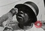 Image personnes shopping Kingston Jamaïque, 1936, de la seconde 34 séquences d'archives historiques vidéo 65675067699