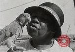 Image personnes shopping Kingston Jamaïque, 1936, de la seconde 35 séquences d'archives historiques vidéo 65675067699