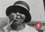 Image personnes shopping Kingston Jamaïque, 1936, de la seconde 39 séquences d'archives historiques vidéo 65675067699
