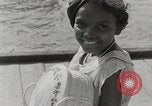 Image personnes shopping Kingston Jamaïque, 1936, de la seconde 42 séquences d'archives historiques vidéo 65675067699