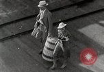 Image personnes shopping Kingston Jamaïque, 1936, de la seconde 56 séquences d'archives historiques vidéo 65675067699