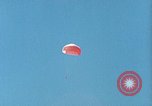 Image ancre flottante et système de récupération pour BQM-34 Firebee bourdon California United States USA, 1971, de la seconde 27 séquences d'archives historiques vidéo 65675067708