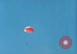 Image ancre flottante et système de récupération pour BQM-34 Firebee bourdon California United States USA, 1971, de la seconde 31 séquences d'archives historiques vidéo 65675067708