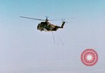 Immagine di BQM-34 F Firebee drone catturati in midair da CH-3 elicottero California United States USA, 1971, secondo 18 filmato di repertorio 65675067711
