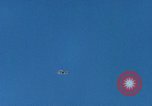 Immagine di BQM-34 F Firebee drone catturati in midair da CH-3 elicottero California United States USA, 1971, secondo 26 filmato di repertorio 65675067711