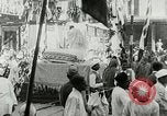 Standbild Mahatma Gandhi aus dem Gefängnis entlassen Indien, 1930, aus Sekunde 14 historischem Filmmaterial Videoclip 65675067731