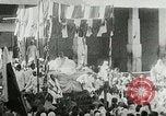Standbild Mahatma Gandhi aus dem Gefängnis entlassen Indien, 1930, aus Sekunde 23 historischem Filmmaterial Videoclip 65675067731