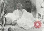 Standbild Mahatma Gandhi aus dem Gefängnis entlassen Indien, 1930, aus Sekunde 29 historischem Filmmaterial Videoclip 65675067731