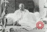Standbild Mahatma Gandhi aus dem Gefängnis entlassen Indien, 1930, aus Sekunde 30 historischem Filmmaterial Videoclip 65675067731