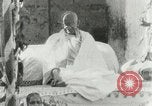 Standbild Mahatma Gandhi aus dem Gefängnis entlassen Indien, 1930, aus Sekunde 31 historischem Filmmaterial Videoclip 65675067731