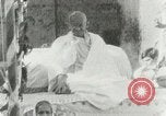 Standbild Mahatma Gandhi aus dem Gefängnis entlassen Indien, 1930, aus Sekunde 32 historischem Filmmaterial Videoclip 65675067731