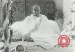 Standbild Mahatma Gandhi aus dem Gefängnis entlassen Indien, 1930, aus Sekunde 33 historischem Filmmaterial Videoclip 65675067731