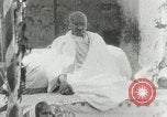 Standbild Mahatma Gandhi aus dem Gefängnis entlassen Indien, 1930, aus Sekunde 34 historischem Filmmaterial Videoclip 65675067731