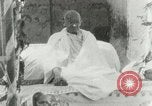 Standbild Mahatma Gandhi aus dem Gefängnis entlassen Indien, 1930, aus Sekunde 35 historischem Filmmaterial Videoclip 65675067731