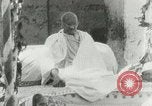 Standbild Mahatma Gandhi aus dem Gefängnis entlassen Indien, 1930, aus Sekunde 36 historischem Filmmaterial Videoclip 65675067731
