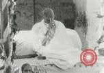 Standbild Mahatma Gandhi aus dem Gefängnis entlassen Indien, 1930, aus Sekunde 37 historischem Filmmaterial Videoclip 65675067731