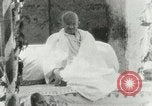 Standbild Mahatma Gandhi aus dem Gefängnis entlassen Indien, 1930, aus Sekunde 38 historischem Filmmaterial Videoclip 65675067731
