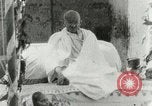 Standbild Mahatma Gandhi aus dem Gefängnis entlassen Indien, 1930, aus Sekunde 39 historischem Filmmaterial Videoclip 65675067731