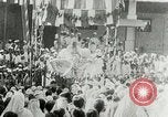 Standbild Mahatma Gandhi aus dem Gefängnis entlassen Indien, 1930, aus Sekunde 44 historischem Filmmaterial Videoclip 65675067731