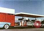 Standbild Mobil-Tankstelle California USA, 1958, aus Sekunde 7 historischem Filmmaterial Videoclip 65675067782