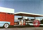 Standbild Mobil-Tankstelle California USA, 1958, aus Sekunde 8 historischem Filmmaterial Videoclip 65675067782