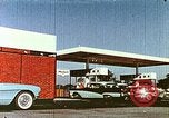 Standbild Mobil-Tankstelle California USA, 1958, aus Sekunde 9 historischem Filmmaterial Videoclip 65675067782