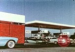 Standbild Mobil-Tankstelle California USA, 1958, aus Sekunde 10 historischem Filmmaterial Videoclip 65675067782