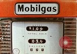 Standbild Mobil-Tankstelle California USA, 1958, aus Sekunde 12 historischem Filmmaterial Videoclip 65675067782
