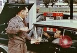 Standbild Mobil-Tankstelle California USA, 1958, aus Sekunde 16 historischem Filmmaterial Videoclip 65675067782