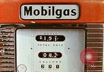 Standbild Mobil-Tankstelle California USA, 1958, aus Sekunde 18 historischem Filmmaterial Videoclip 65675067782
