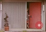 Standbild zeitgenössische kalifornische Vorstadthäuser California USA, 1958, aus Sekunde 10 historischem Filmmaterial Videoclip 65675067784