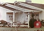 Standbild zeitgenössische kalifornische Vorstadthäuser California USA, 1958, aus Sekunde 14 historischem Filmmaterial Videoclip 65675067784